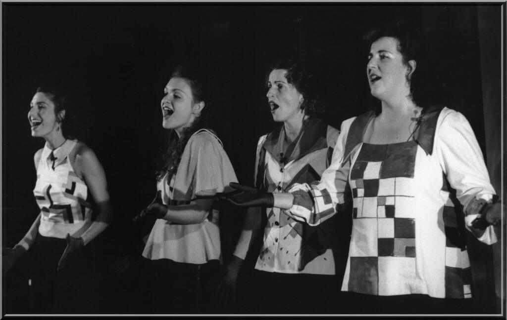 quatre femmes chante sur scène