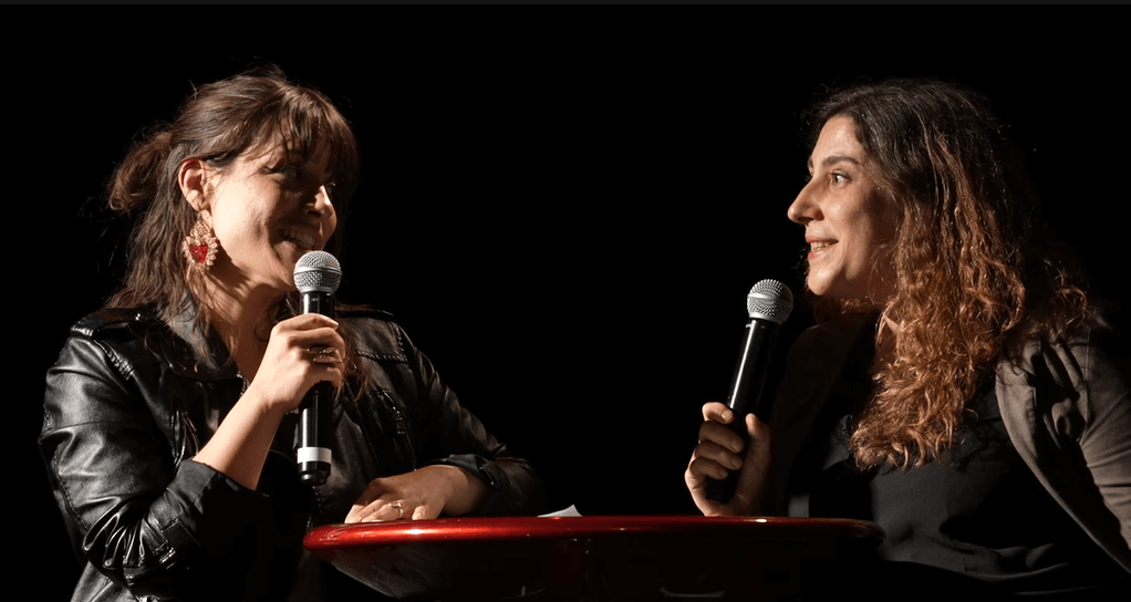 Deux femmes chantant face à face