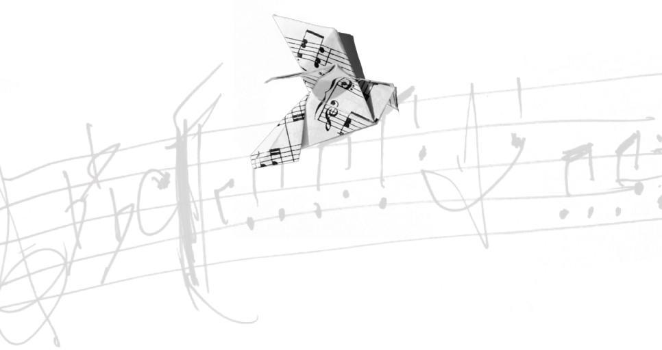 un oiseau en papier vole sur une partition musicale